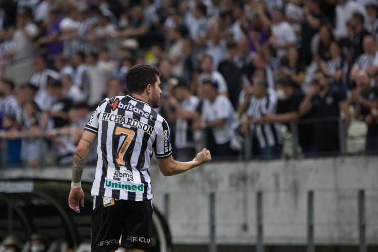 Volante Richardson comemora gol no jogo Ceará x The Strongest, na Arena Castelão, pela Copa Sul-Americana