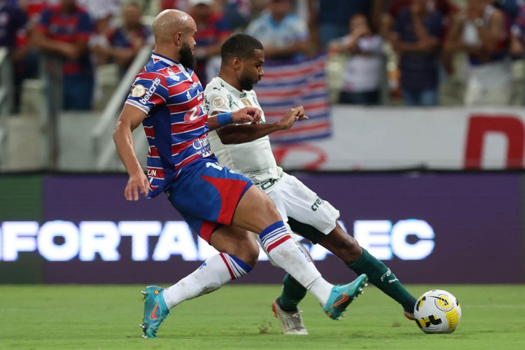 Volante Zé Welison e atacante Wesley disputam bola no jogo Fortaleza x Palmeiras, na Arena Castelão, pelo Campeonato Brasileiro Série A