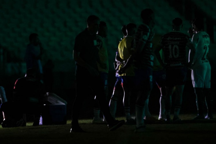 Jogadores no gramado durante apagão na Arena Castelão no jogo Fortaleza x Palmeiras, pelo Campeonato Brasileiro Série A