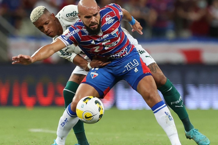 Volantes Danilo e Zé Welison disputam bola no jogo Fortaleza x Palmeiras, na Arena Castelão, pelo Campeonato Brasileiro Série A