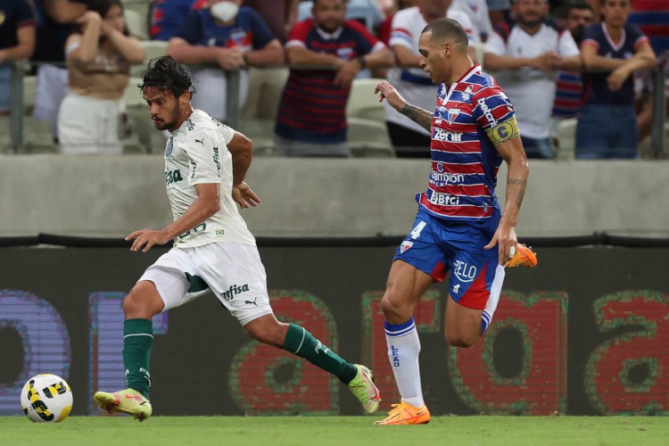 Meia Gustavo Scarpa e zagueiro Titi disputam bola no jogo Fortaleza x Palmeiras, na Arena Castelão, pelo Campeonato Brasileiro Série A