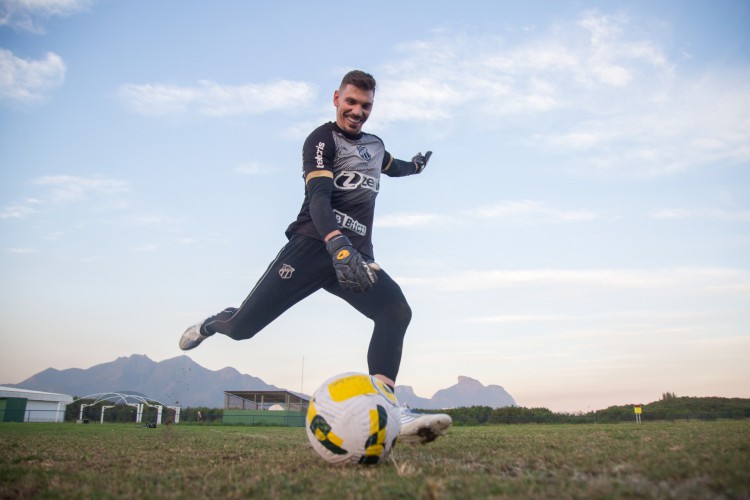 Goleiro João Ricardo em treino do Ceará no Clube da Aeronáutica, no Rio de Janeiro