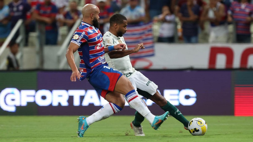 Volante Zé Welison e atacante Wesley disputam bola no jogo Fortaleza x Palmeiras, na Arena Caste...