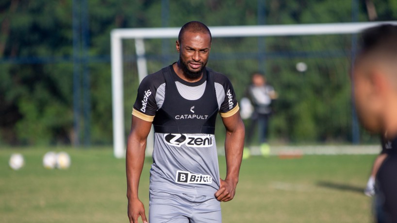 Zagueiro Luiz Otávio em treino do Ceará no Clube da Aeronáutica, no Rio de Janeiro