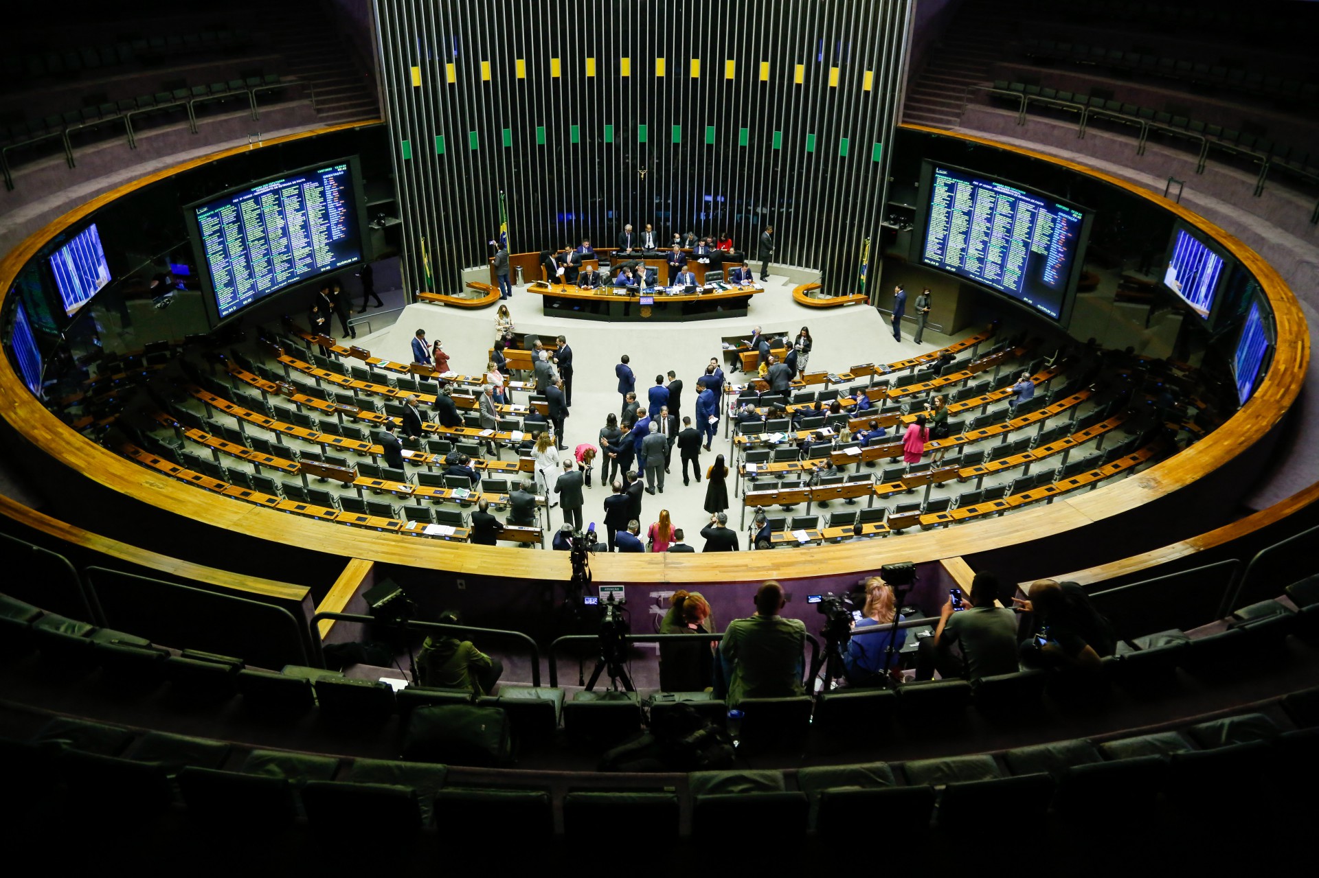 PARLAMENTARES foram favoráveis ao piso mínimo de R$ 4.750 (Foto: Sergio Lima / AFP)