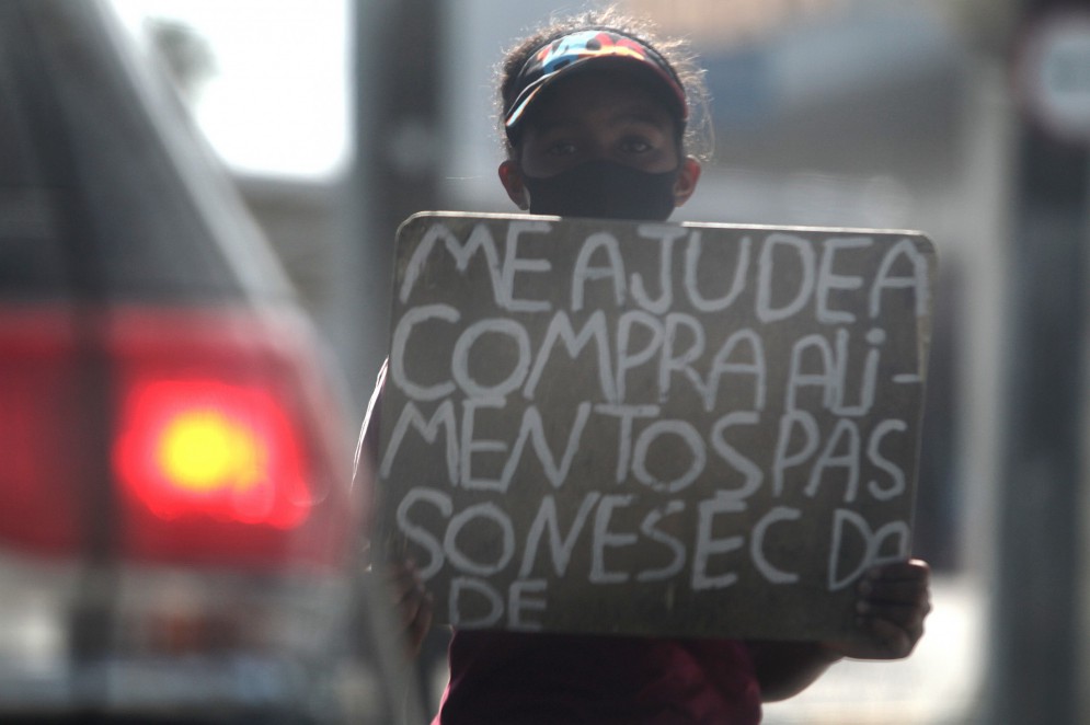 ￼ COM A PANDEMIA da Covid-19, a miséria impulsionou o  contingente de pedintes para esquinas, supermercados e shoppings de Fortaleza(Foto: FABIO LIMA)