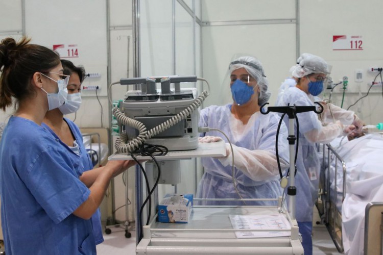  Médicos fazem treinamento no hospital de campanha para tratamento de covid-19 do Complexo Esportivo do Ibirapuera.