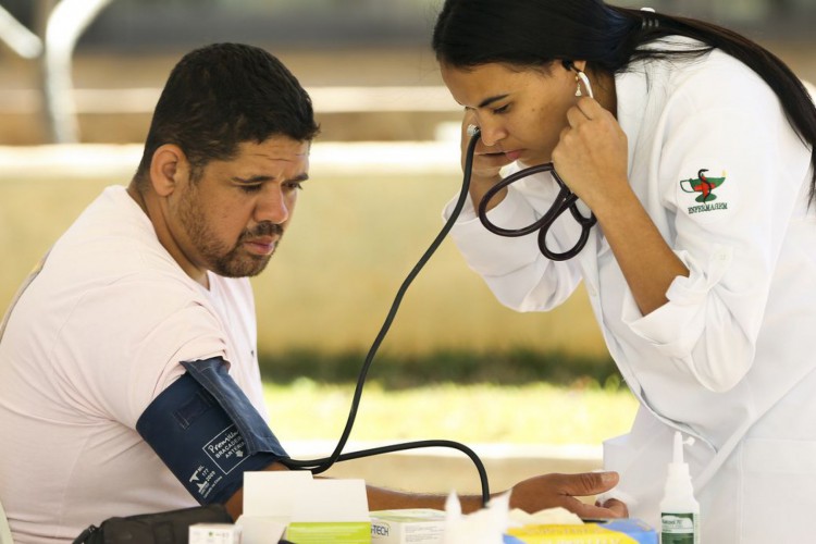 Brasília - Cidadãos fazem exames de pressão e glicemia durante mutirão de atendimento e de orientação jurídica para esclarecer dúvidas dos cidadãos que sofrem com a saúde pública ou com problemas nos planos de saúde (Marcelo Camargo/Agência Brasil)