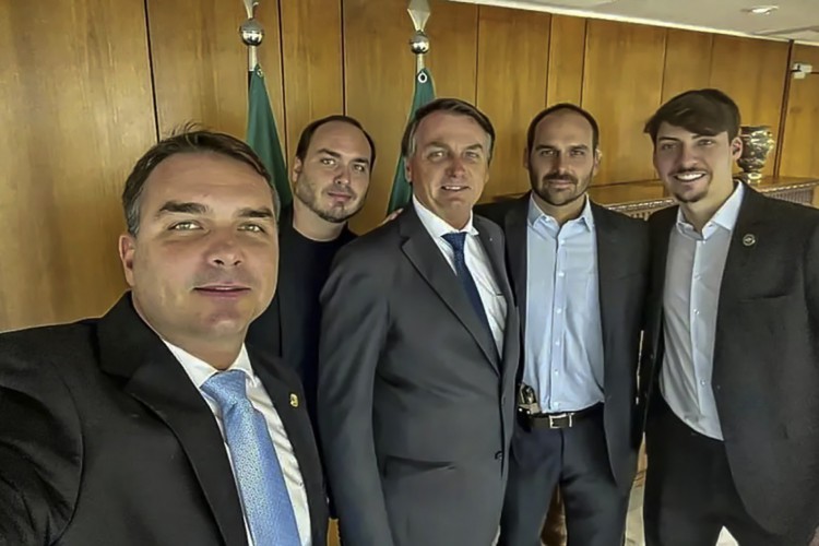 ￼Bolsonaro e os filhos: Flávio Bolsonaro (senador), Carlos Bolsonaro (vereador), Eduardo Bolsonaro (deputado federal) e Jair Renan Bolsonaro