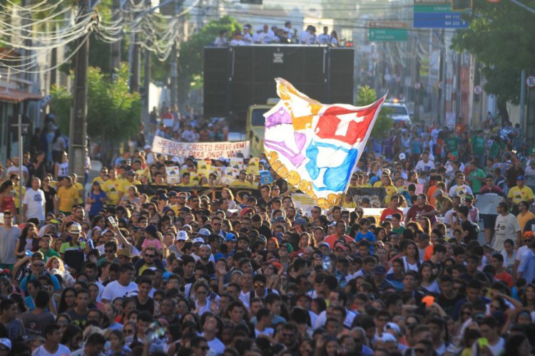 Caminhada sairá da Praça do Dragão do Mar em direção ao Aterro da Praia de Iracema. Imagem de apoio ilustrativo mostra fiéis reunidos durante a edição do mesmo evento em 2016, também na Praia de Iracema 