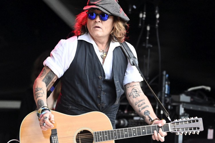 Johnny Depp lançou álbum nesta sexta-feira, 15 de julho