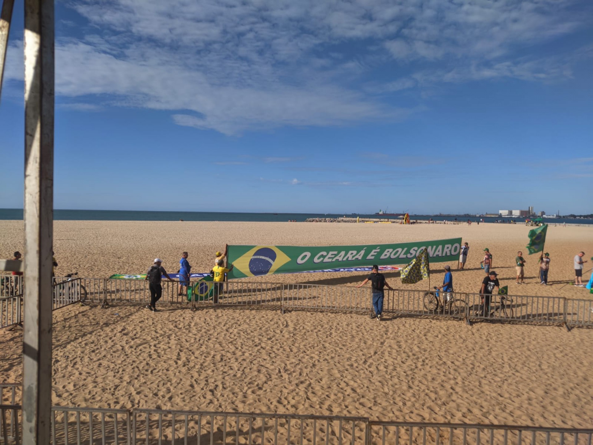 Apoiadores de Bolsonaro no Ceará estenderam faixa na Praia de Iracema antes da Marcha para Jesus