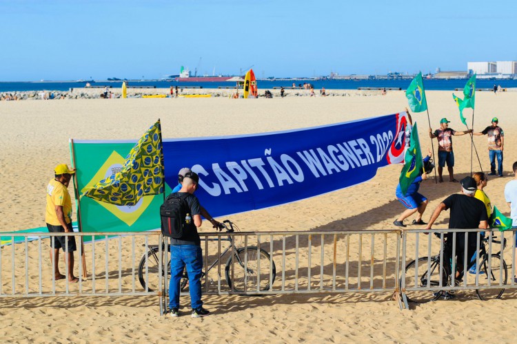 Apoiadores de Capitão Wagner estendem faixa na Praia de Iracema antes da chegada de Jair Bolsonaro