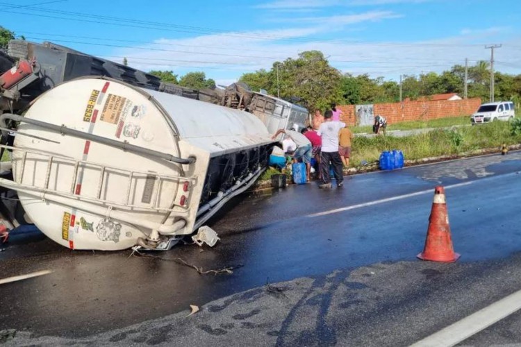 Tentativa de homicídio deixou acusado em grave situação de saúde na CE-040 em Beberibe, no Ceará.