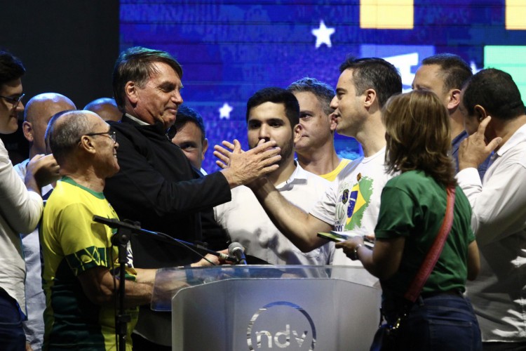 ￼BOLSONARO cumprimenta Wagner em julho de 2022. André Fernandes entre eles