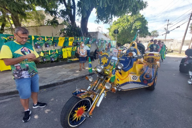 Apoiadores de Jair Bolsonaro chegam a motociata em Fortaleza