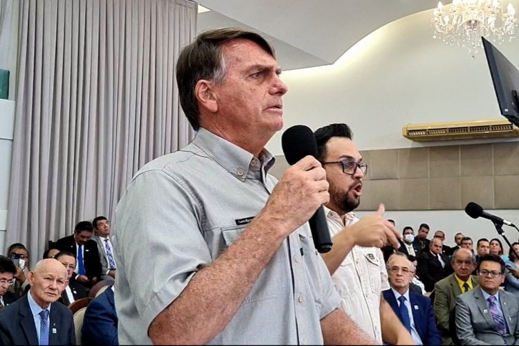 Bolsonaro discursa durante missa em Natal