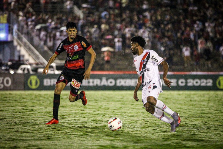 O Ferroviário foi derrotado pelo Campinense por 2 a 0, em jogo que contou até com prisão de jogador