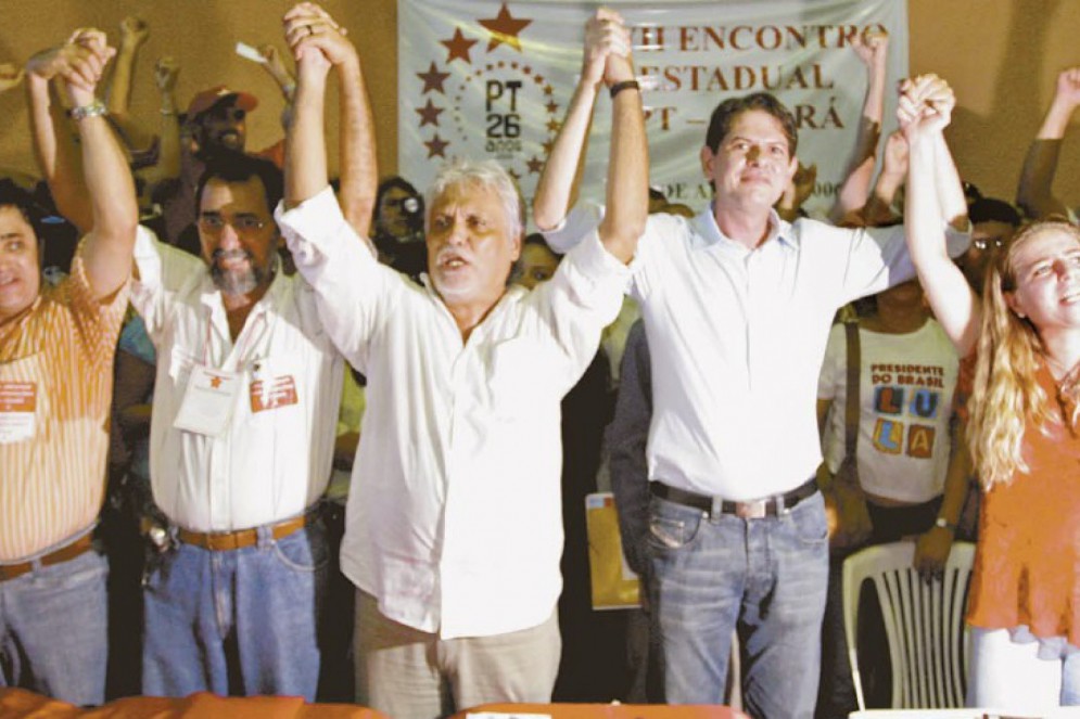Cid Gomes com dirigentes petistas, no dia em que o PT decidiu apoiá-lo ao Governo do Estado(Foto: Natinho Rodrigues, em 21/4/2006)