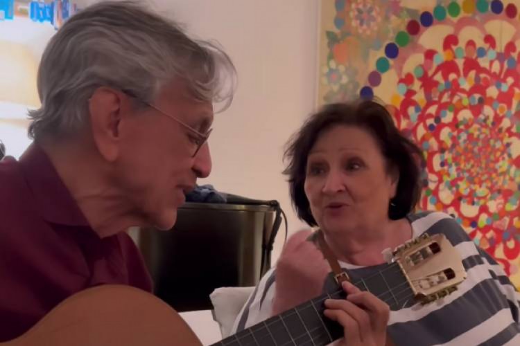 Déa Lúcia e Caetano Veloso cantam juntos 