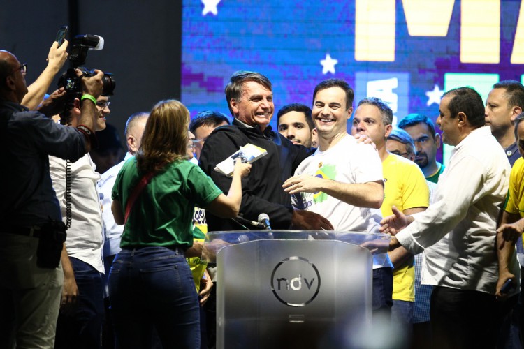 Bolsonaro com Capitão Wagner na Marcha para Jesus, na Praia de Iracema, em Fortaleza