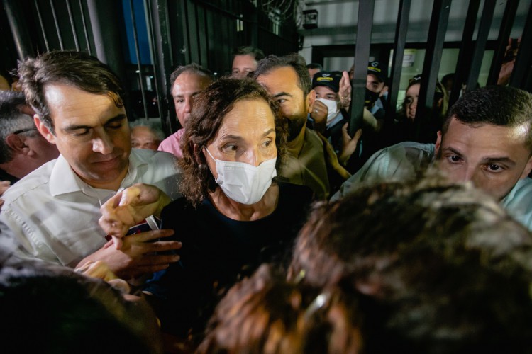 FORTALEZA, CE, BRASIL, 18-07.2022: Izolda Cela, Governadora do Ceara. Sede do PDT, se reuniram para decidir novo candidato para governo do estado, escolheram Roberto Claudio como candidato. em epoca de COVID-19. (Foto:Aurelio Alves/ Jornal O POVO)