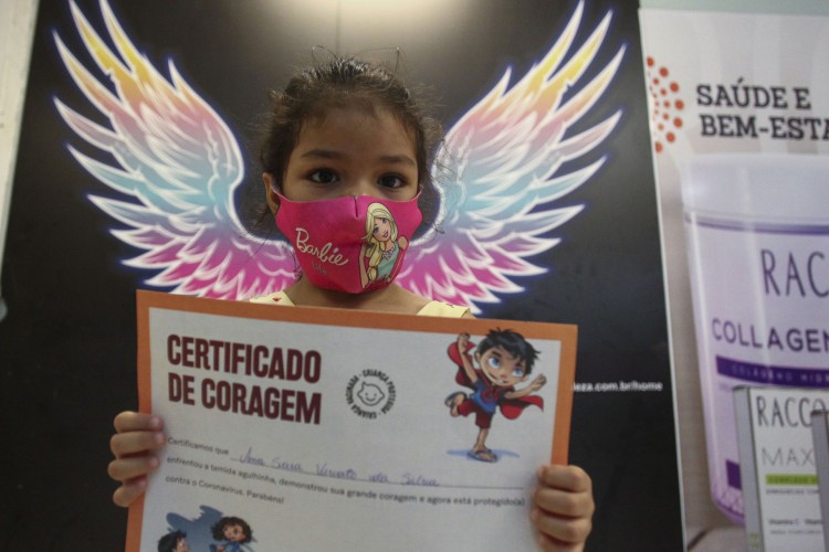 Ana Sara, 4 anos, recebeu a primeira dose contra a Covid-19 na manhã desta segunda-feira, 18