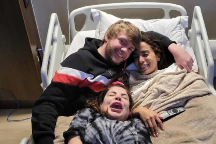 Gkay e Murda Beatz visitam Anitta em hospital 