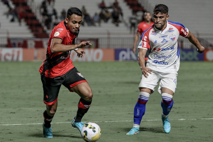 Atacante Airton e volante Ronald no jogo Atlético-GO x Fortaleza, no Antônio Accioly, pelo Campeonato Brasileiro Série A