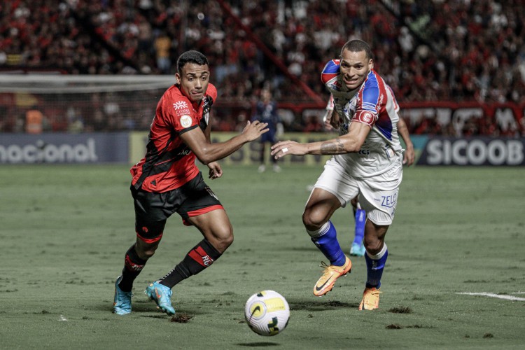 Atacante Airton e zagueiro Titi no jogo Atlético-GO x Fortaleza, no Antônio Accioly, pelo Campeonato Brasileiro Série A