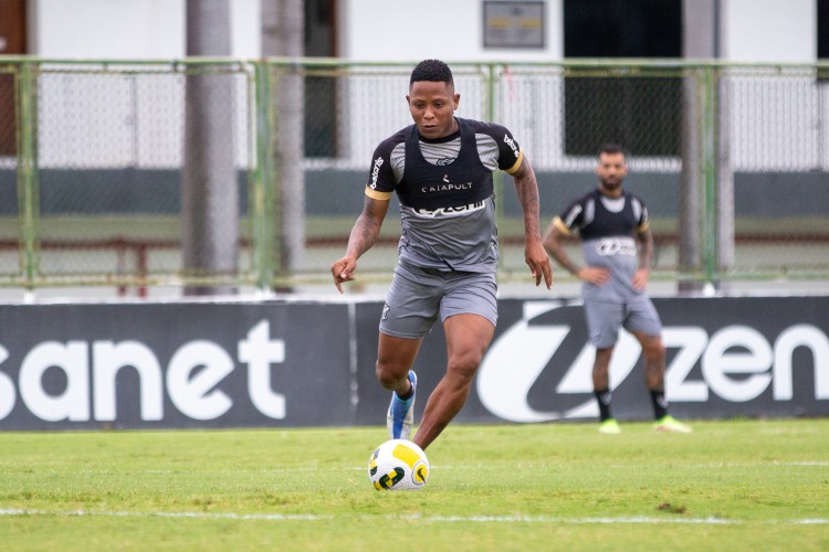 Atacante Jhon Vásquez em treino do Ceará no estádio Carlos de Alencar Pinto, em Porangabuçu