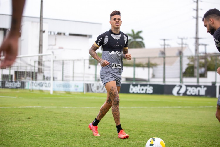 Volante Richard em treino do Ceará no estádio Carlos de Alencar Pinto, em Porangabuçu