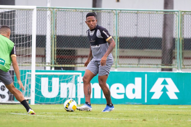 Atacante Jhon Vásquez em treino do Ceará no estádio Carlos de Alencar Pinto, em Porangabuçu