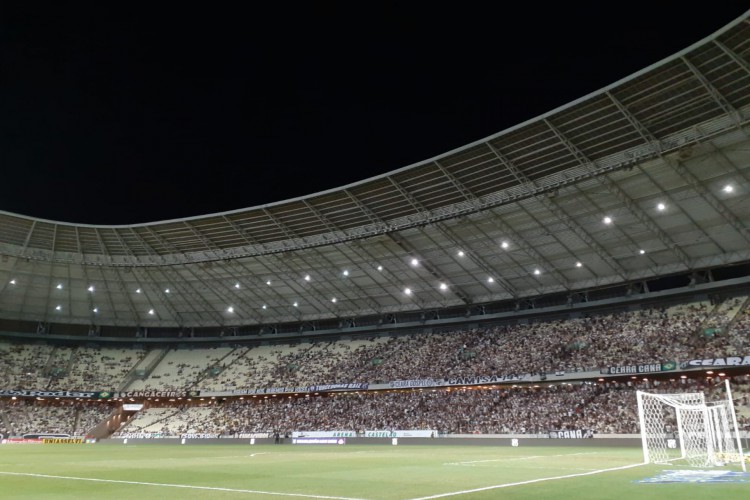 Refletores da Arena Castelão apagam durante aquecimento de jogadores de Ceará e Avaí