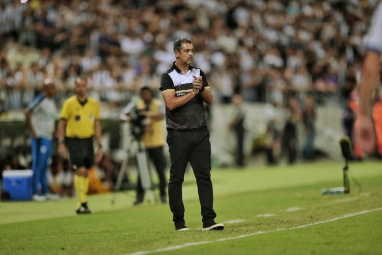 São Paulo e Ceará se enfrentam pela Copa Sul-Americana. Na foto, Marquinhos Santos na beira do campo. 