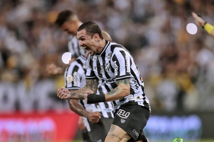 Ceará e Avaí se enfrentaram pela 18ª rodada do Brasileirão, no Castelão. Na foto, Vina comemora gol marcado para o Vovô. 