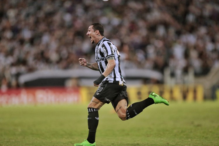 Ceará e Avaí se enfrentaram pela 18ª rodada do Brasileirão, no Castelão. Na foto, Vina comemora gol marcado para o Vovô. 