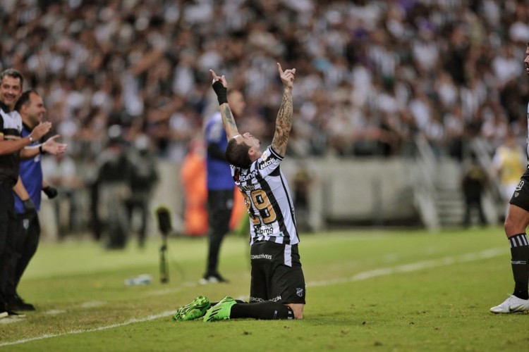 Vina vive ótimo momento com a camisa do Ceará. Nos últimos três jogos, três gols, uma assistência e uma bola na trave