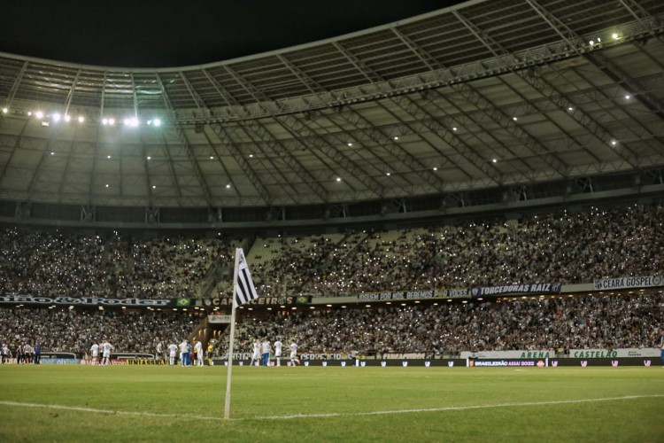 Luzes da Arena Castelão falharam em jogo entre Ceará e Avaí pelo Brasileirão. 