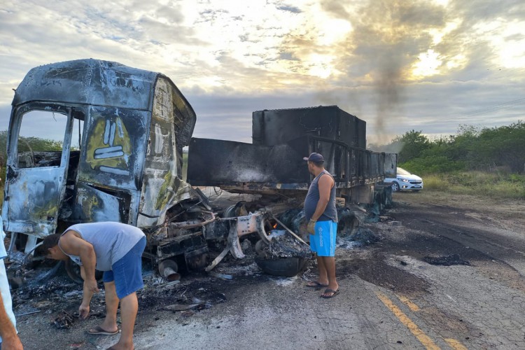 Colisão entre carretas na altura do km 184, na localidade Sítio Forquilha, em Jaguaretama