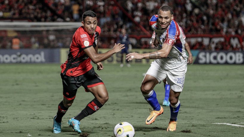 Atacante Airton e zagueiro Titi no jogo Atlético-GO x Fortaleza, no Antônio Accioly, pelo Campe...