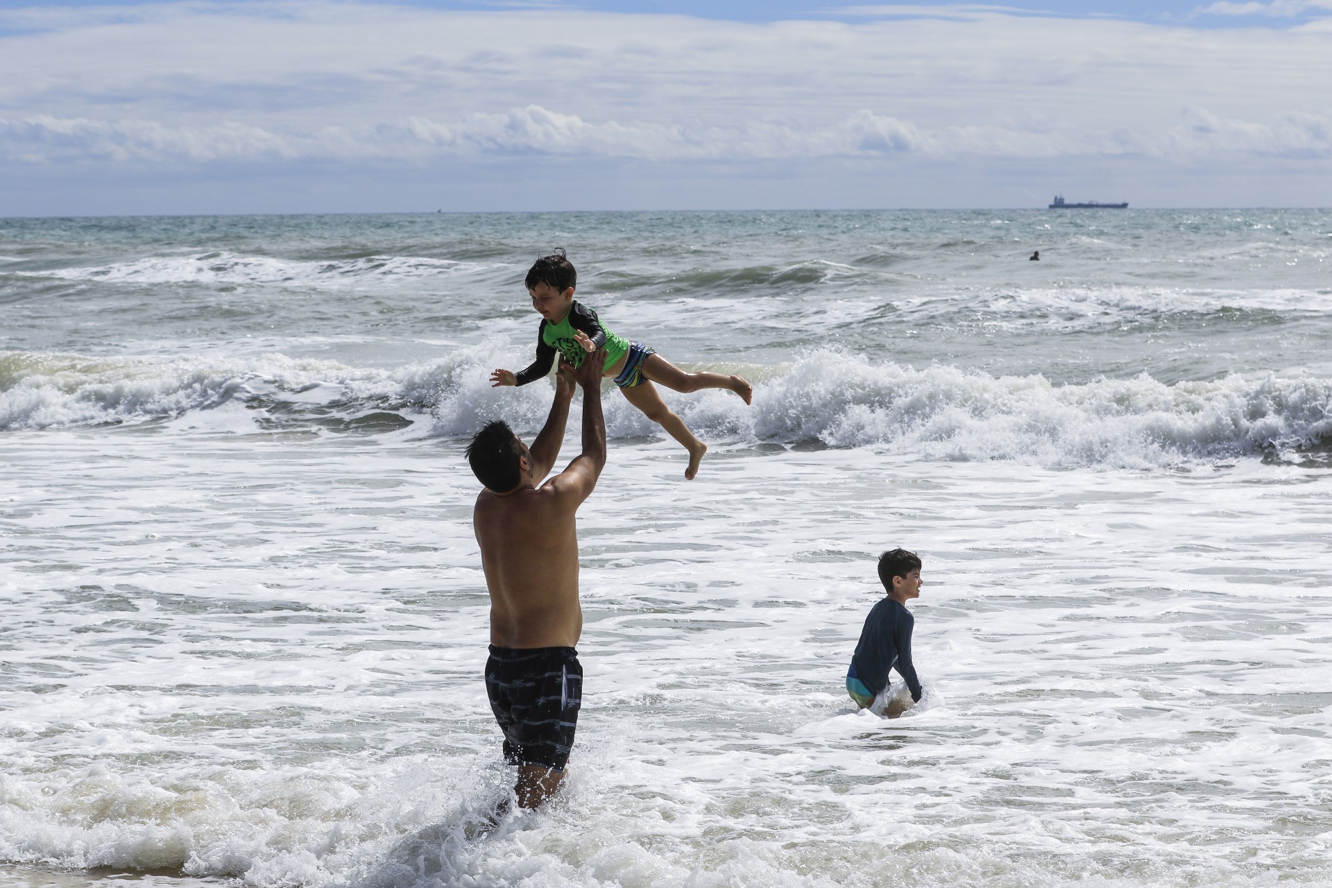 Crianças precisam de atenção dos pais ao tomar banho de mar, alerta  bombeiro | CIDADES | OPOVO+