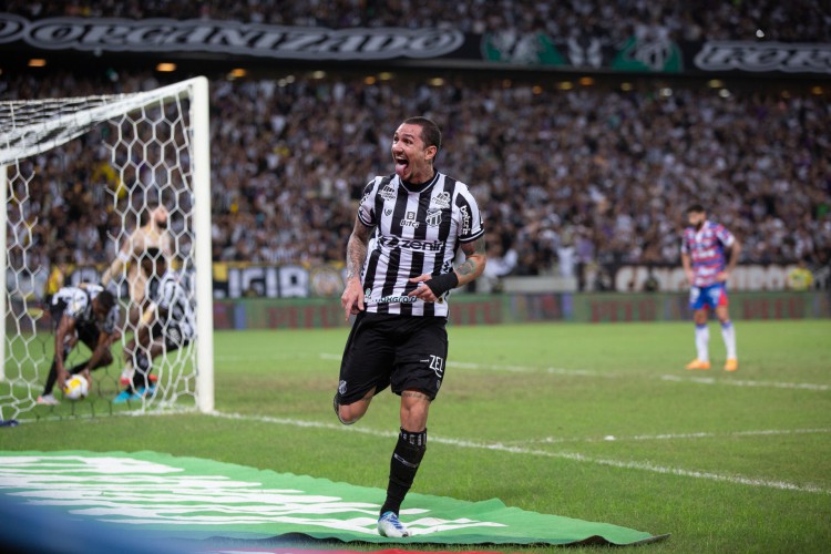 Meia Vina comemora gol no jogo Ceará x Fortaleza, na Arena Castelão, pela Copa do Brasil