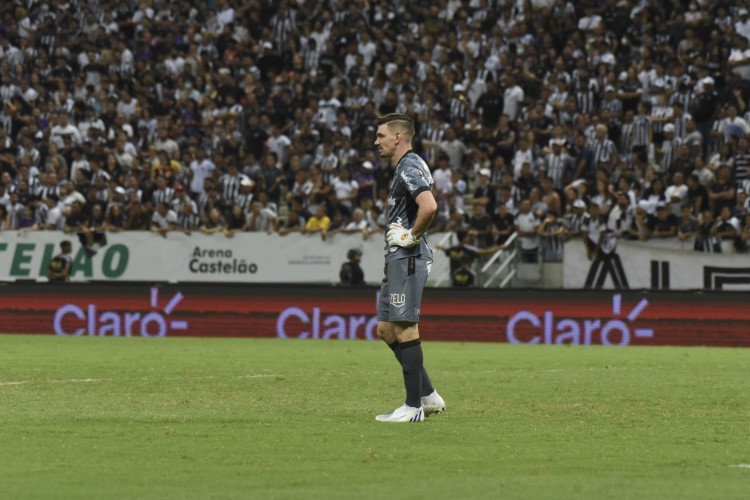 Goleiro João Ricardo no jogo Ceará x Fortaleza, na Arena Castelão, pela Copa do Brasil