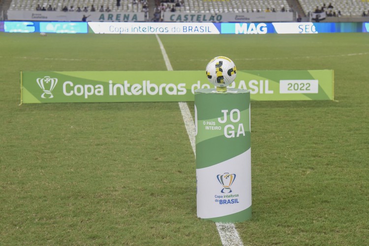 Bola da Copa do Brasil 2022 no gramado da Arena Castelão, em Fortaleza