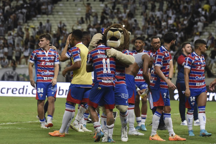 Jogadores do Fortaleza comemoram classificação na Copa do Brasil no jogo Ceará x Fortaleza, na Arena Castelão