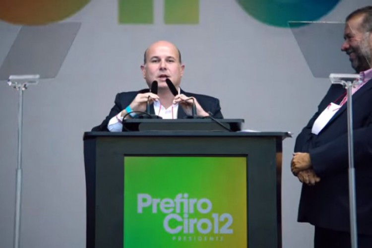 Roberto Cláudio discursa diante de Carlos Lupi na convenção de Ciro Gomes