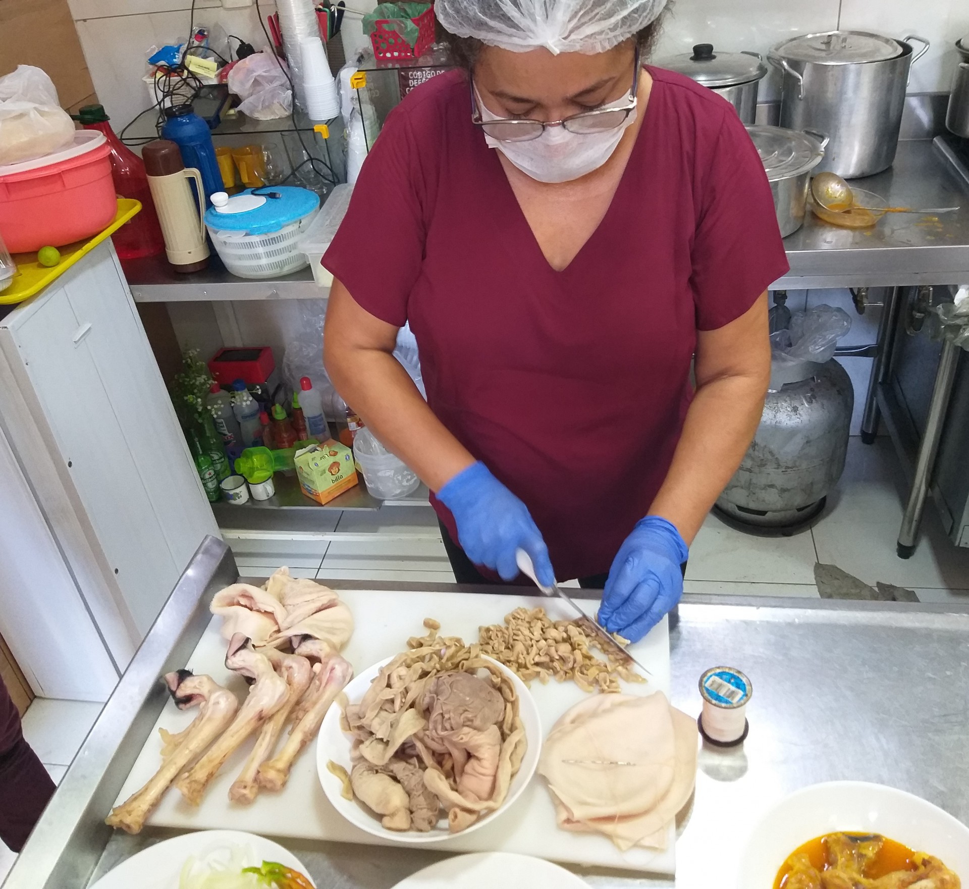 Dona Neuza passou para a filha a tradição do preparo da buchada (Foto: Divulgação)