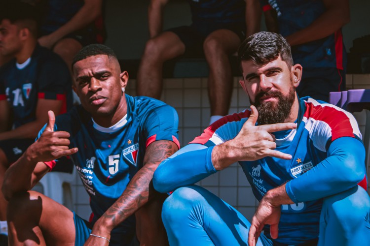 Zagueiro Marcelo Benevenuto e goleiro Fernando Miguel em treino do Fortaleza no Centro de Excelência Alcides Santos, no Pici