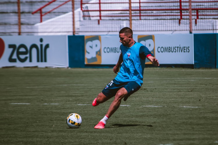 Atacante Thiago Galhardo em treino do Fortaleza no Centro de Excelência Alcides Santos, no Pici